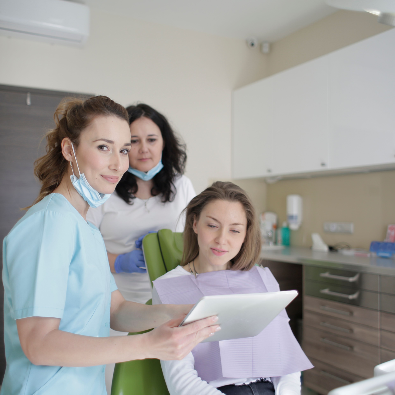 Team der Praxis im Gespräch mit einer Patientin